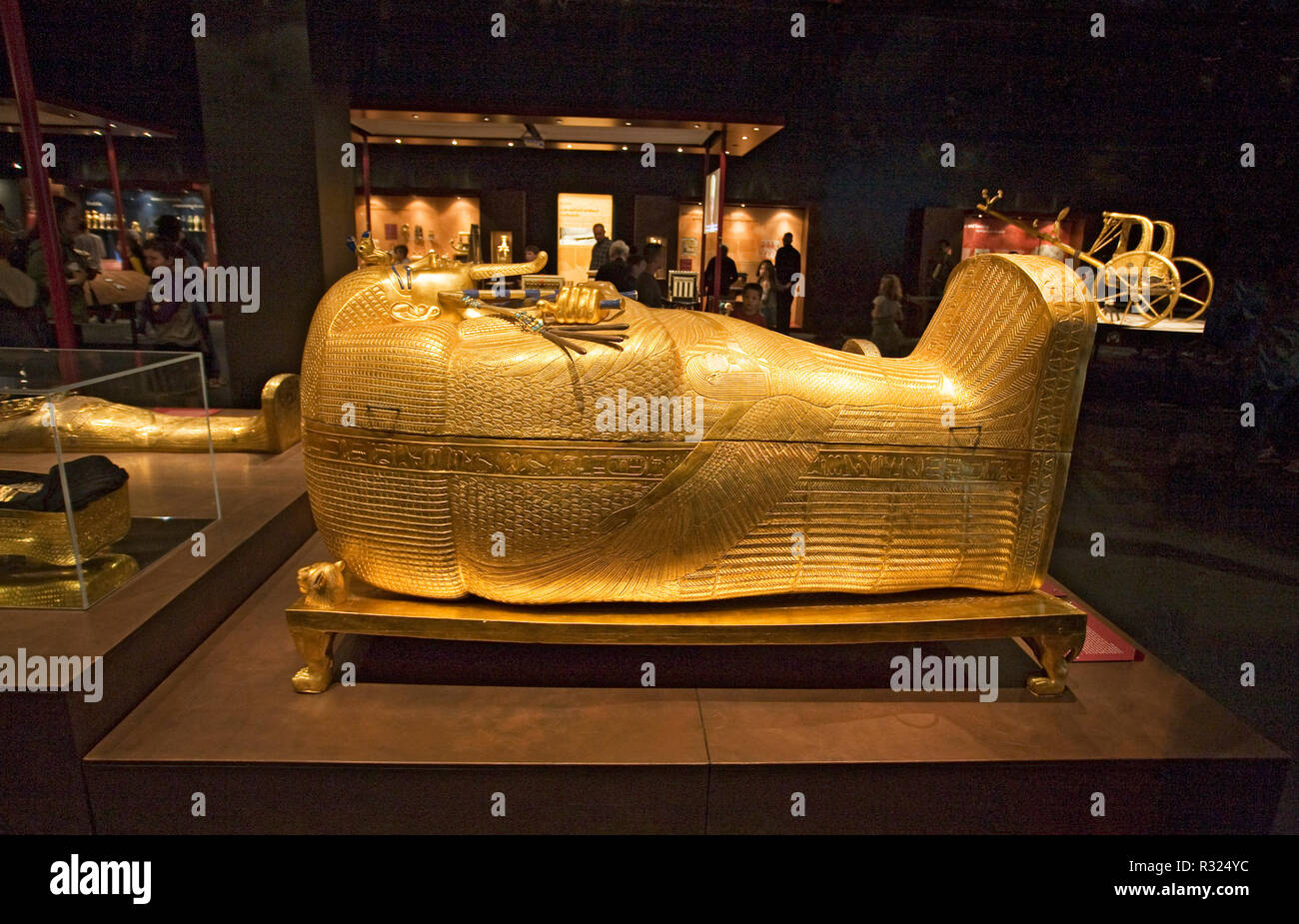Aus purem Gold, die äußere Sarkophag des Königs Tutanchamun, oder King Tut, auf Anzeige an einem amerikanischen Museum. Stockfoto