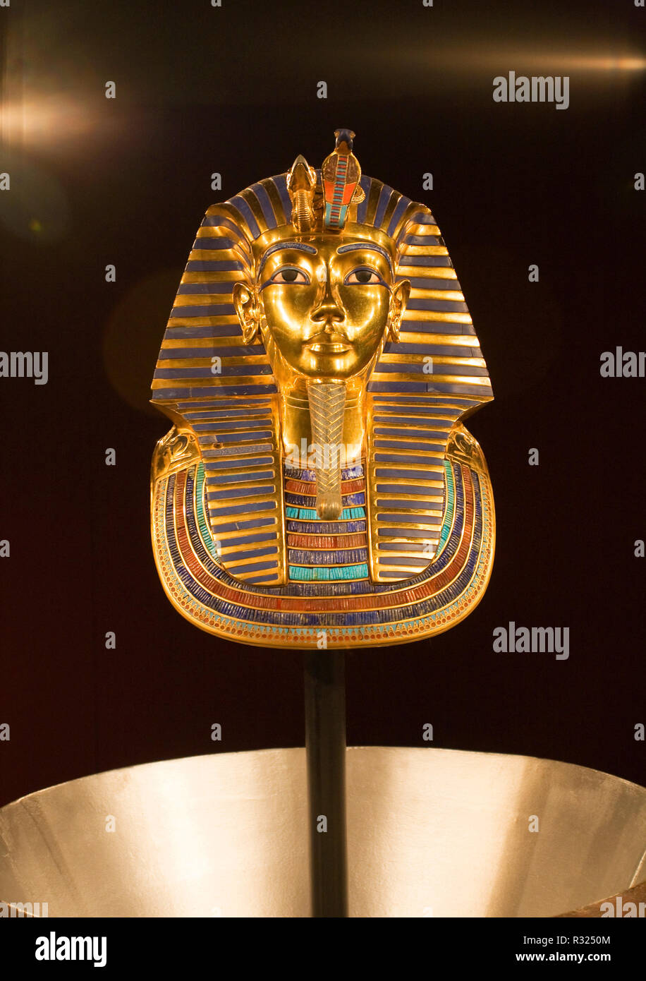 Aus massivem Gold lapiz und kostbare Edelsteine, die Totenmaske des Königs Tutanchamun, oder King Tut, auf Anzeige an einem amerikanischen Museum. Stockfoto