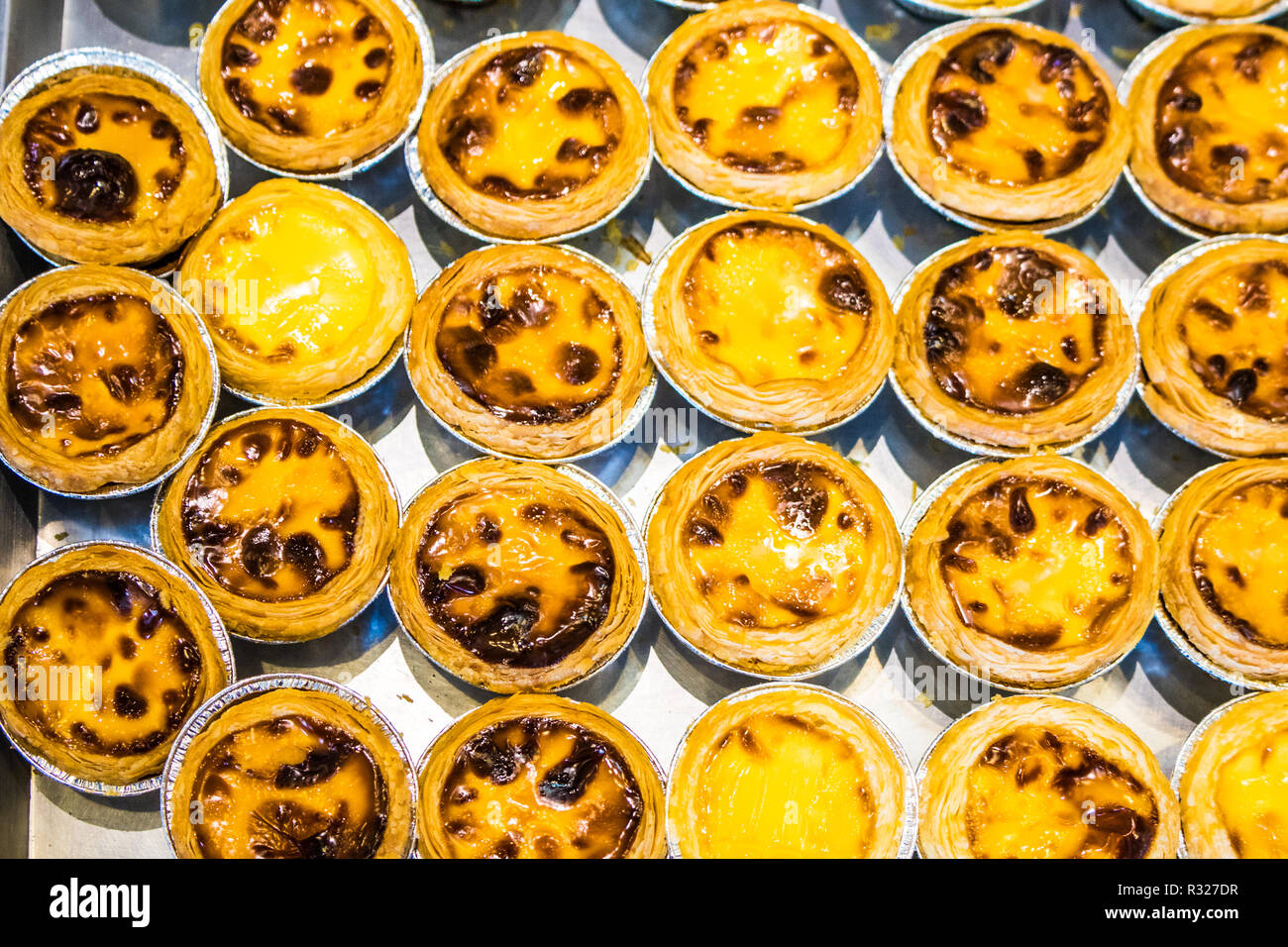 Pudding 0 n ein Backblech frisch aus dem Ofen. Stockfoto