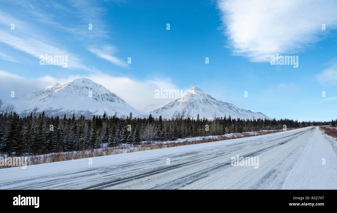 Malerischer Blick auf Saint Elias Mountains entlang der Alaska Highway nördlich von Haines Junction im Yukon Territory. Stockfoto