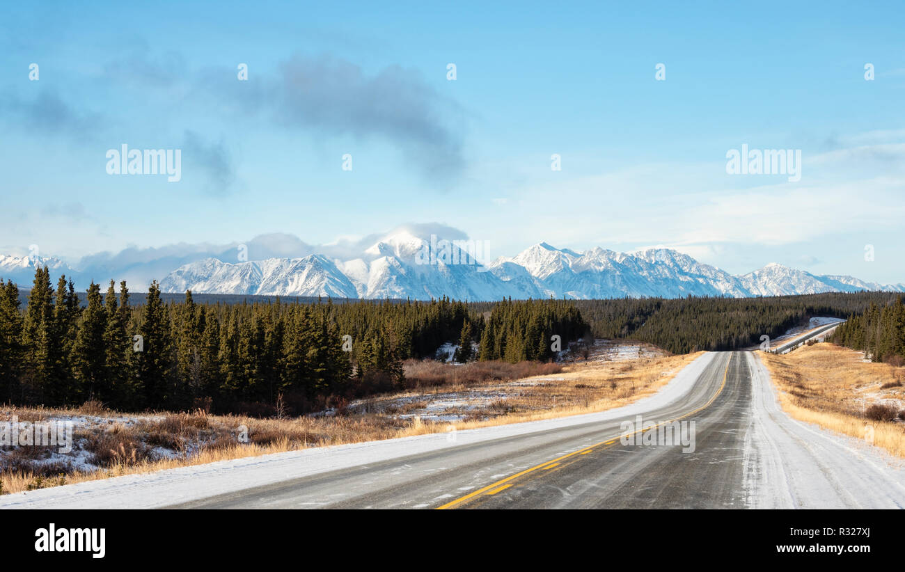 Malerischer Blick auf Saint Elias Mountains entlang der Alaska Highway in der Nähe von Kluane Lake im Yukon Territory. Stockfoto