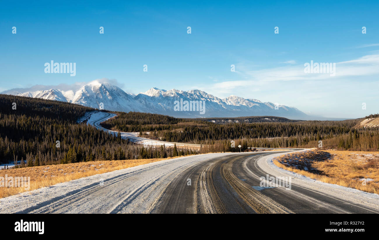 Malerischer Blick auf Saint Elias Mountains entlang der Alaska Highway in der Nähe von Kluane Lake im Yukon Territory. Stockfoto