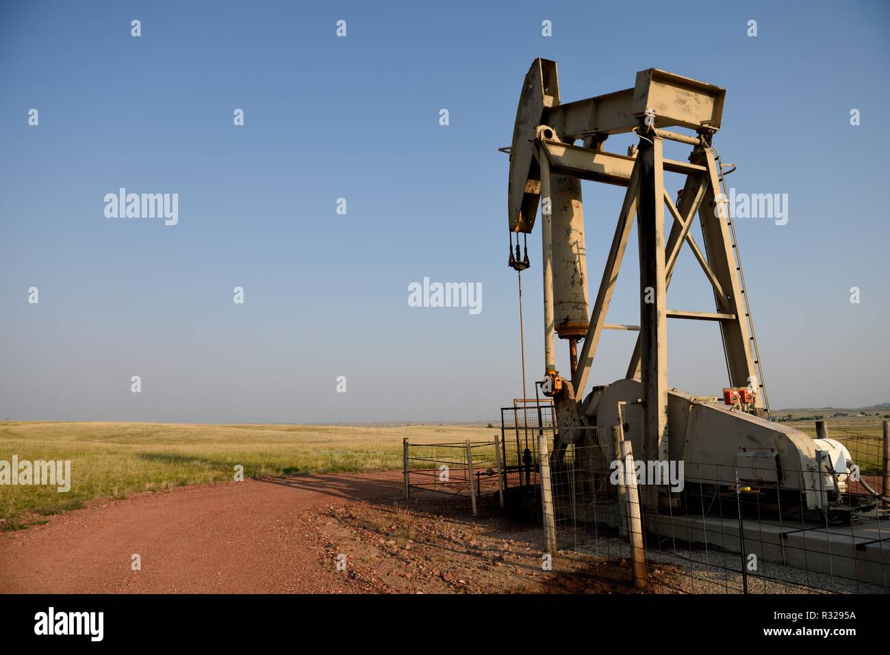 Die Erdölförderung, Pumpe, Wagenheber, blauer Himmel eine Fieds bei Sonnenuntergang in den Niobrara Schiefer, Wyoming, mit kopieren. Stockfoto