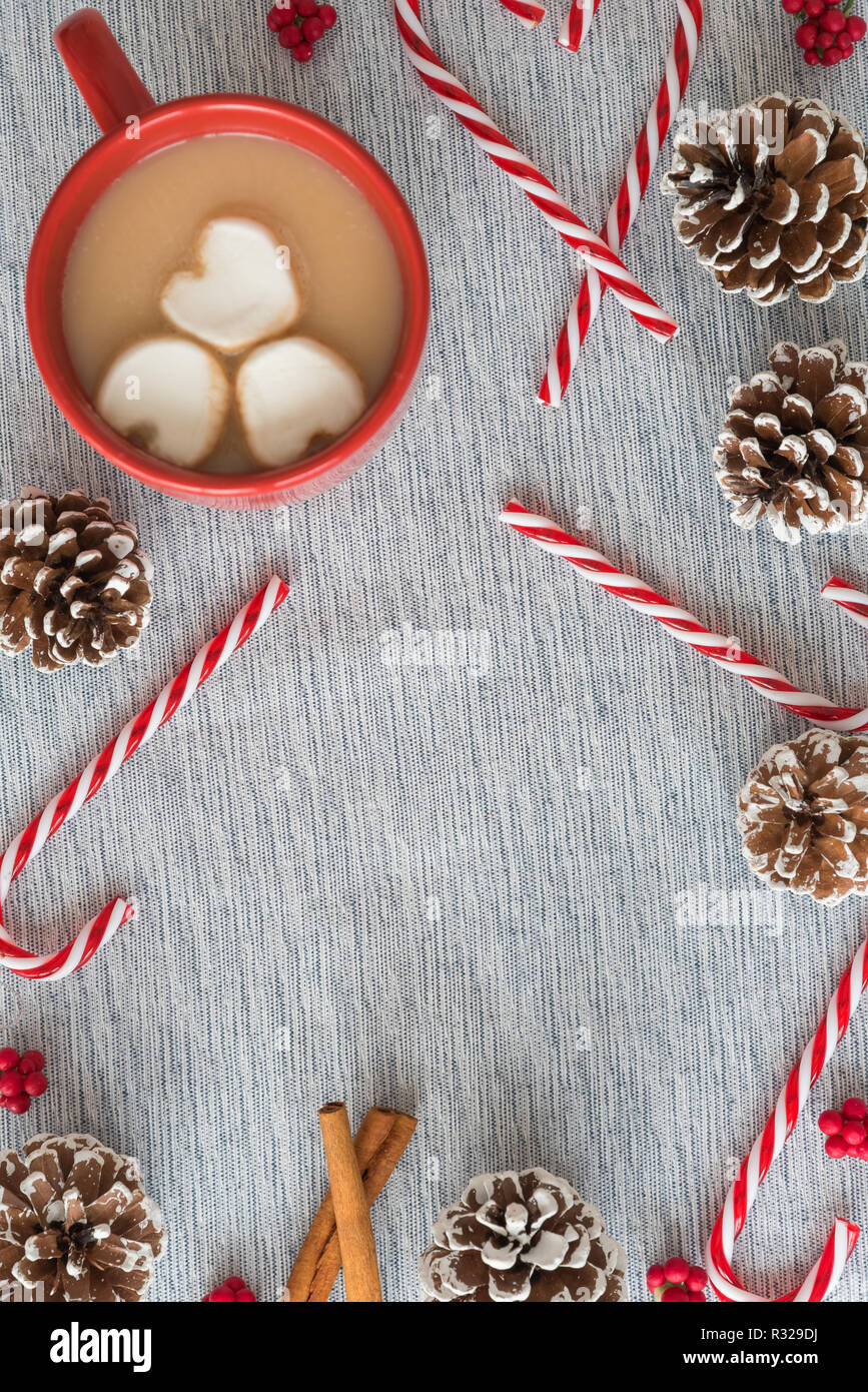 Heißer Kakao mit Marshmallows, Zuckerstangen und kiefernzapfen Weihnachten flach Stockfoto