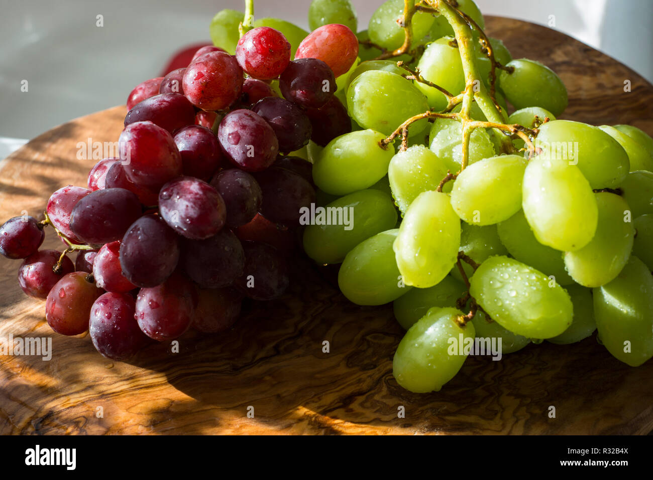 Rote und grüne Trauben Stockfoto