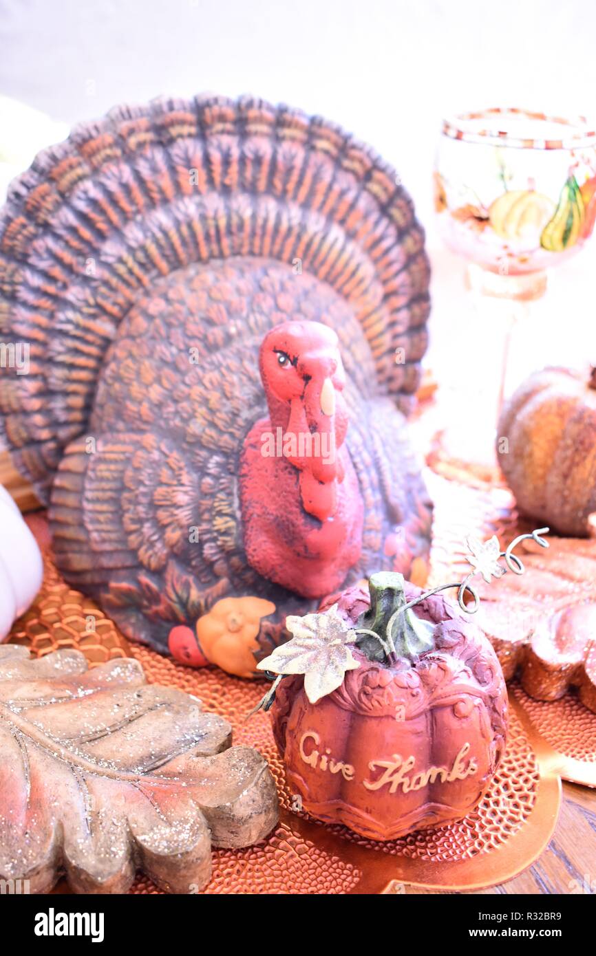Thanksgiving Mittelstück mit Keramik Türkei Dekoration, orange Kürbis mit den Worten "Danke", dekorative Becher, dekorative Blatt Stockfoto