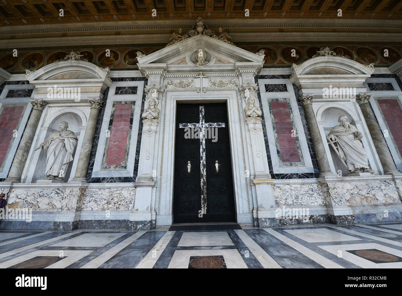 Fassade der Basilika St. Paul vor den Mauern in Rom. Stockfoto