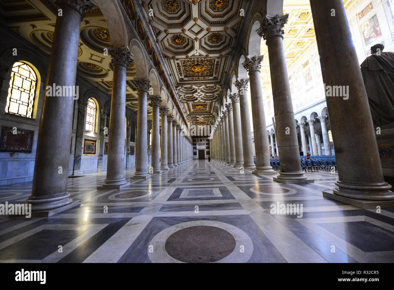 Die schönen Innenraum der Basilika St. Paul vor den Mauern in Rom, Italien. Stockfoto