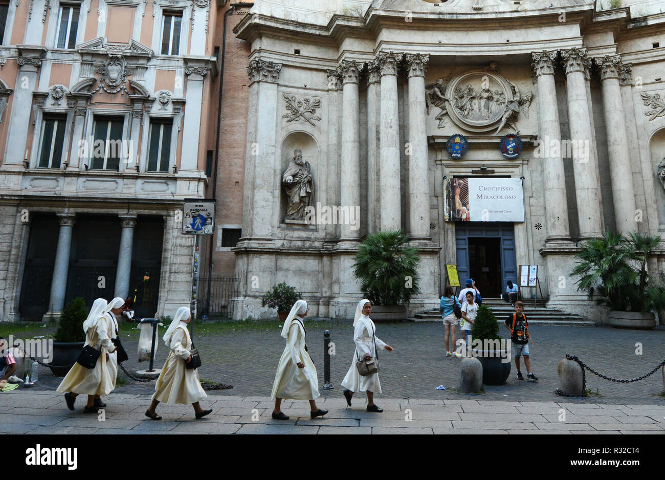 Katholische Nonnen zu Fuß auf der Via Del Corso durch die San Marcello Kirche. Stockfoto