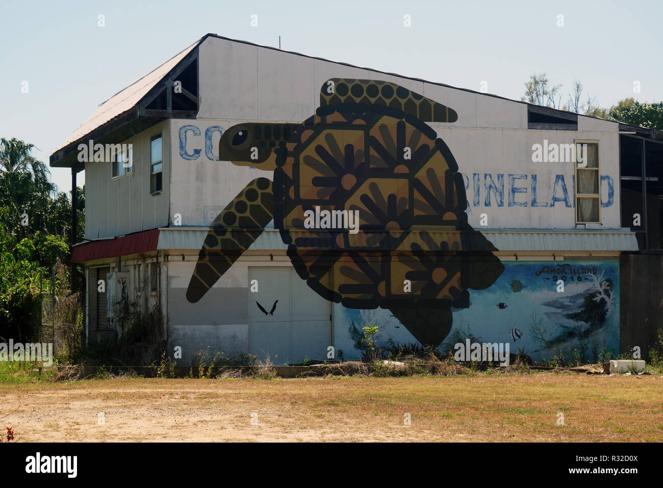 Turtle Wandmalerei von artist Amok Insel auf verlassenen Touristische aquarium Einrichtung, Kinka Beach, in der Nähe von Yeppoon, Queensland, Australien. Keine PR Stockfoto
