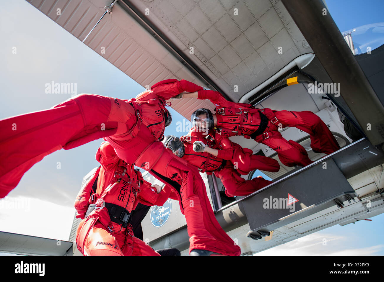 Schweizer fallschirmspringen Team verlassen eines militärischen Pilatus Porter Flugzeuge für eine Ausbildung springen Stockfoto
