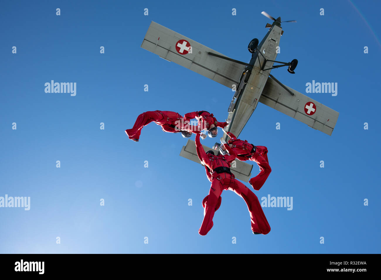 Skydiving team Verlassen einer Pilatus Porter Sternförmig Stockfoto