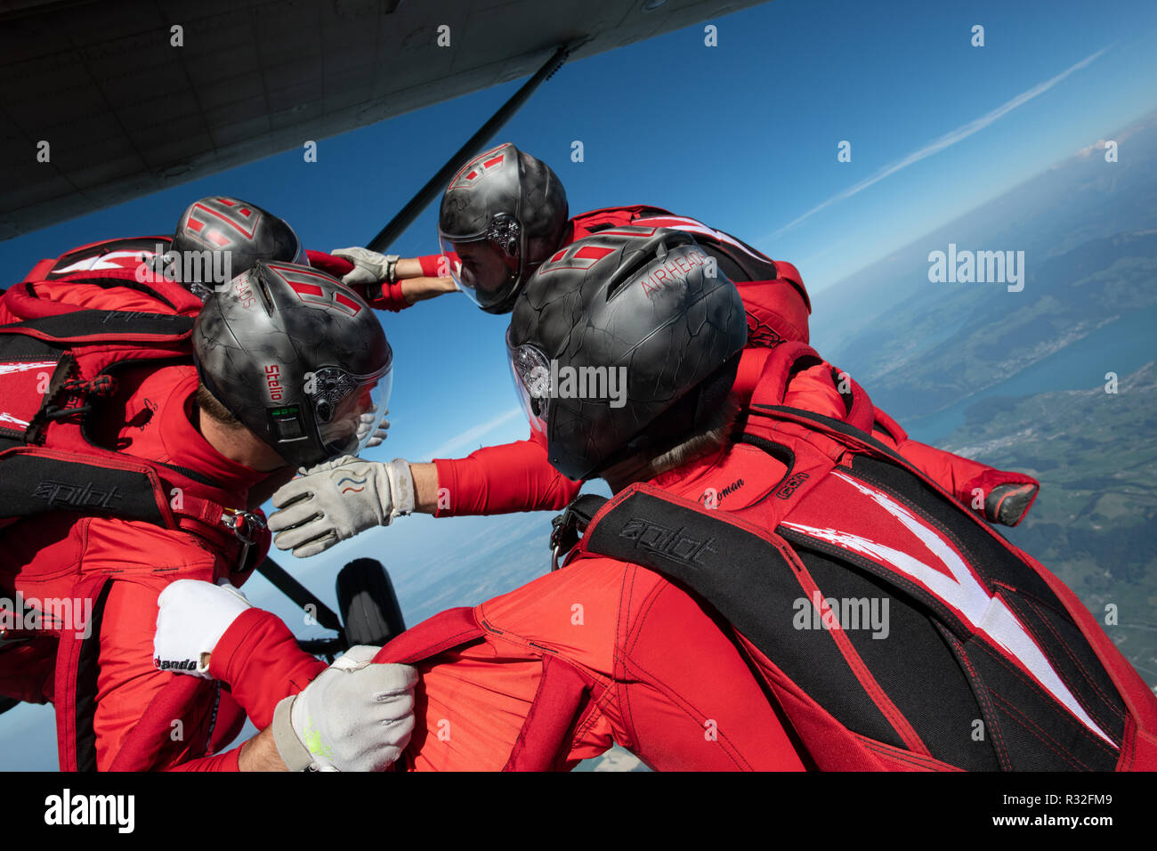 Skydiving Team nur den Bruchteil einer Sekunde asplit Zweiten nach dem Verlassen des Flugzeuges Stockfoto