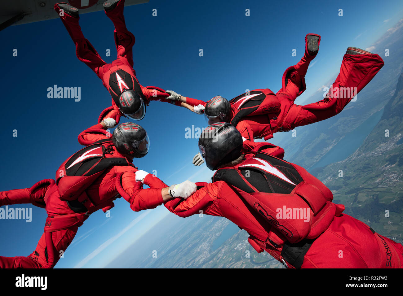 4-Wege skydiving Team verlassen einer Ebene Stockfoto
