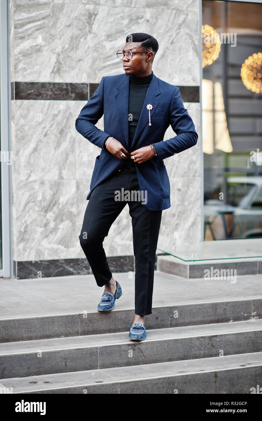 Erstaunlich Suche afrikanische amerikanische Mann im blauen Blazer mit  Brosche, schwarzen Rollkragenpullover und Gläser an der Straße gestellt  hat. Modische schwarze Kerl Stockfotografie - Alamy