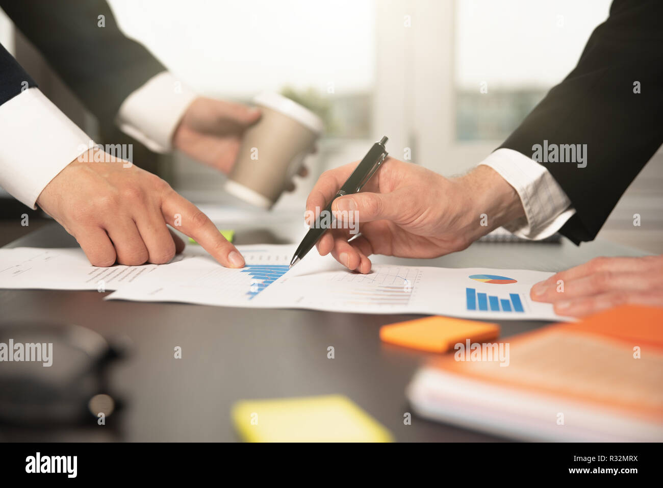 Zwei Geschäftsleute bei der Arbeit im Büro, Tag der Arbeit, Business Process auf dem Schreibtisch, Financial Manager bei der Arbeit Stockfoto
