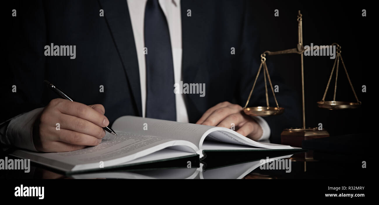 Waage der Gerechtigkeit. Anwalt, Rechtsanwalt im Büro. Berater Rechtsanwalt mit Recht Buch. Stockfoto