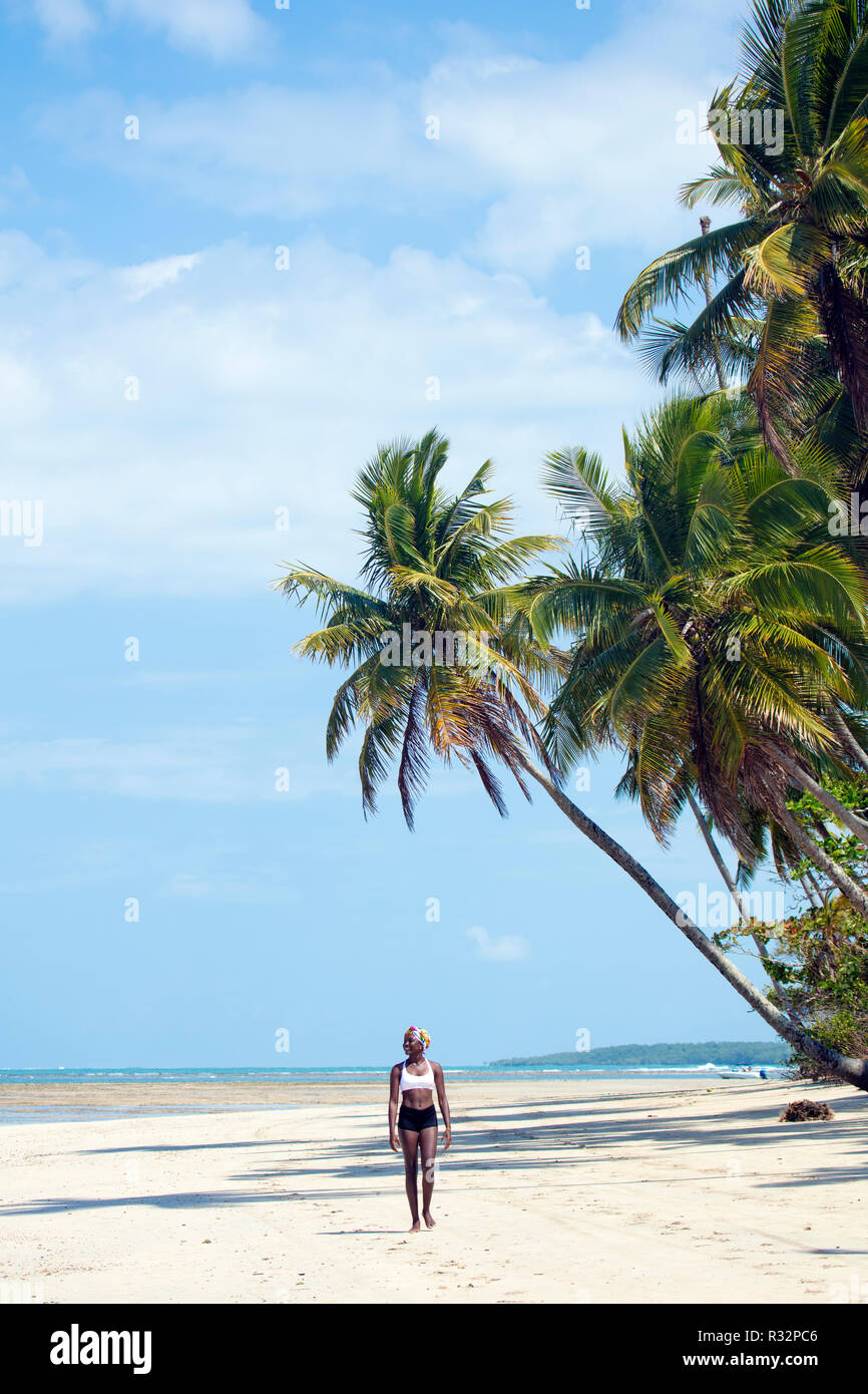 Eine schöne, junge afrikanische brasilianische Frau auf einem idyllischen Strand in Bahia Stockfoto