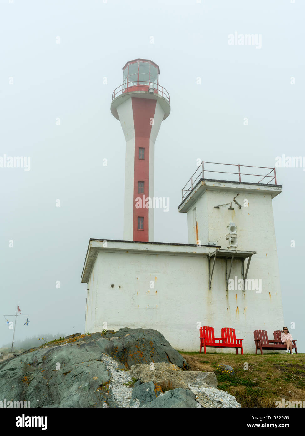 Blick auf die Cape Forchu Lighthouse an einem nebligen Tag, in der Nähe von Cape Forchu, Nova Scotia, Kanada. Stockfoto