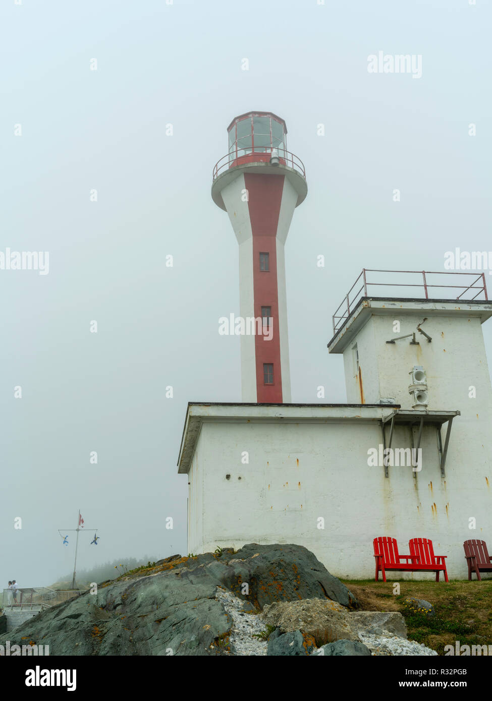 Blick auf die Cape Forchu Lighthouse an einem nebligen Tag, in der Nähe von Cape Forchu, Nova Scotia, Kanada. Stockfoto