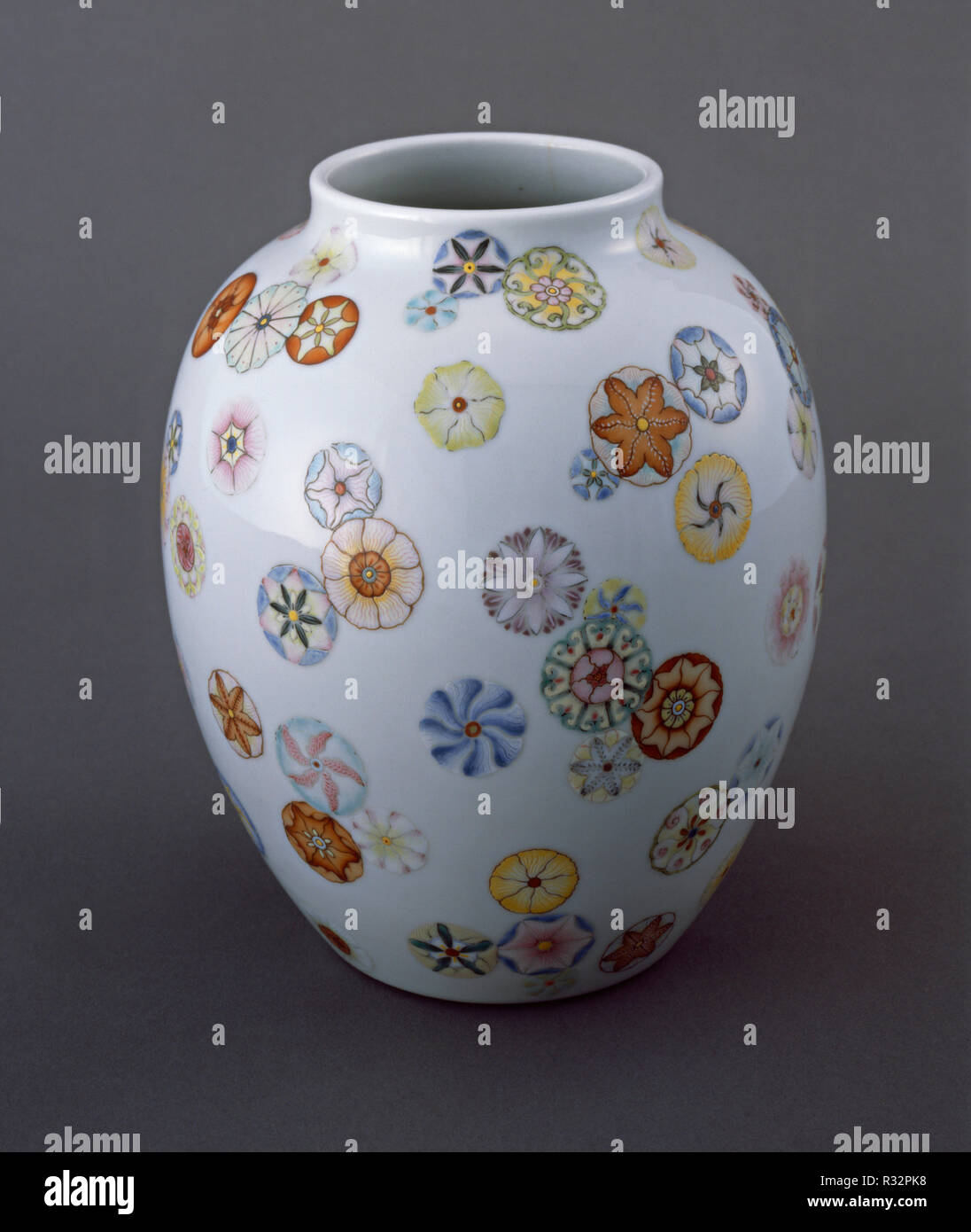 Vase. Vom: Qianlong Periode, 1736/1795. Maße: gesamt: 17,2 x 15 cm (6 3/4 x 5 7/8 in.). Medium: Porzellan mit gebrannte Glasur noch mal überglasieren Famille rose Emaille. Museum: Nationalgalerie, Washington DC. Thema: Chinesische Qing-dynastie. Stockfoto