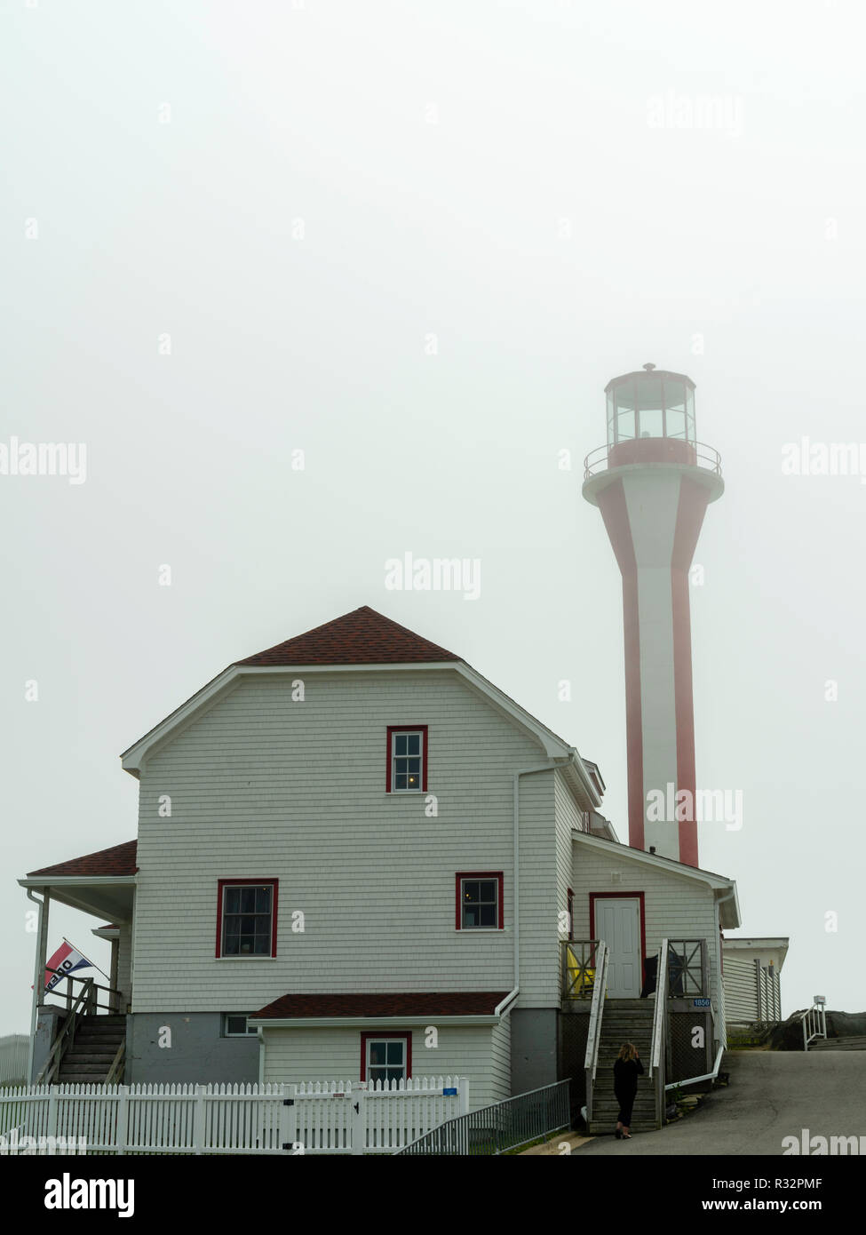 Blick auf die Cape Forchu Lighthouse an einem nebligen Tag, in der Nähe von Cape Forchu, Nova Scotia, Kanada. Stockfoto