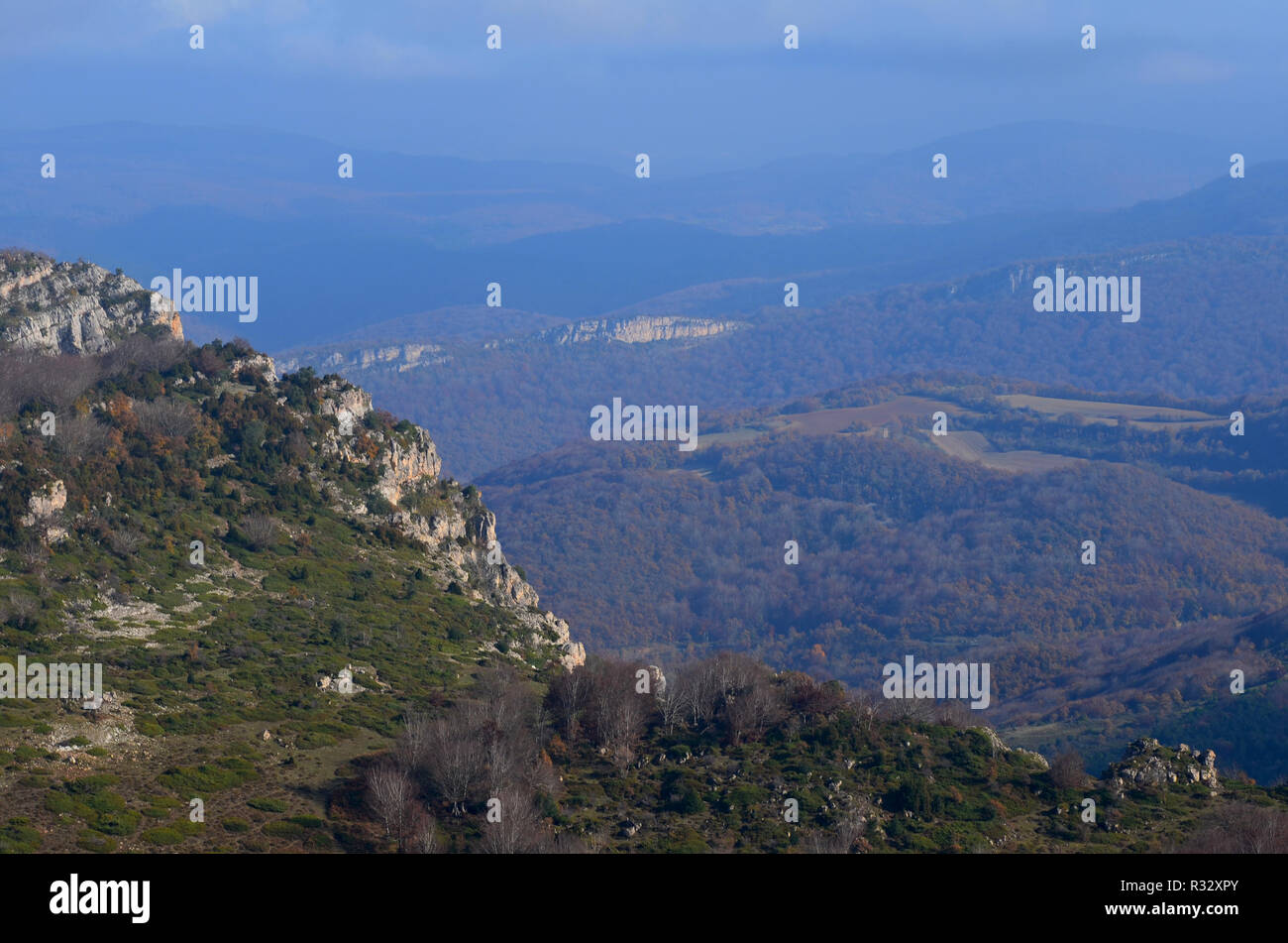 Buchenwälder in den nördlichen Abhang der Sierra de Toloño, eine karstige massiv in der Nähe von Labastida, Baskenland Stockfoto