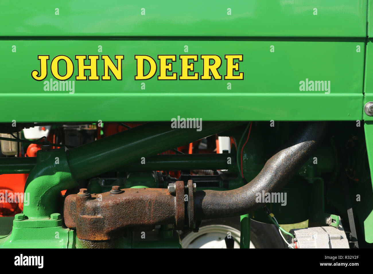 Traktor John Deere logo und Motor. Canfield Fair. Mahoning County Fair. Canfield, Youngstown, Ohio, USA. Stockfoto