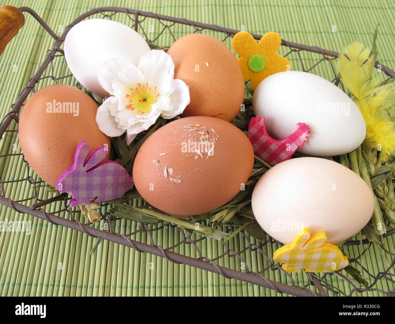 Natürlich, bunte Eier zu Ostern Korb Stockfoto