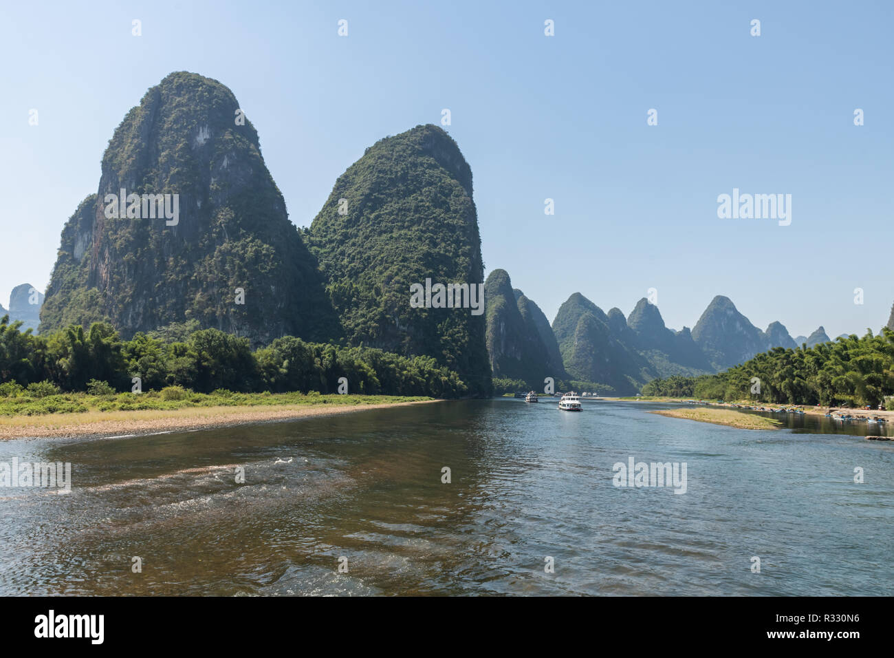 Kreuzfahrtschiffe auf dem Abschnitt von Li Fluss auf 20 Yuan Hinweis dargestellt Stockfoto