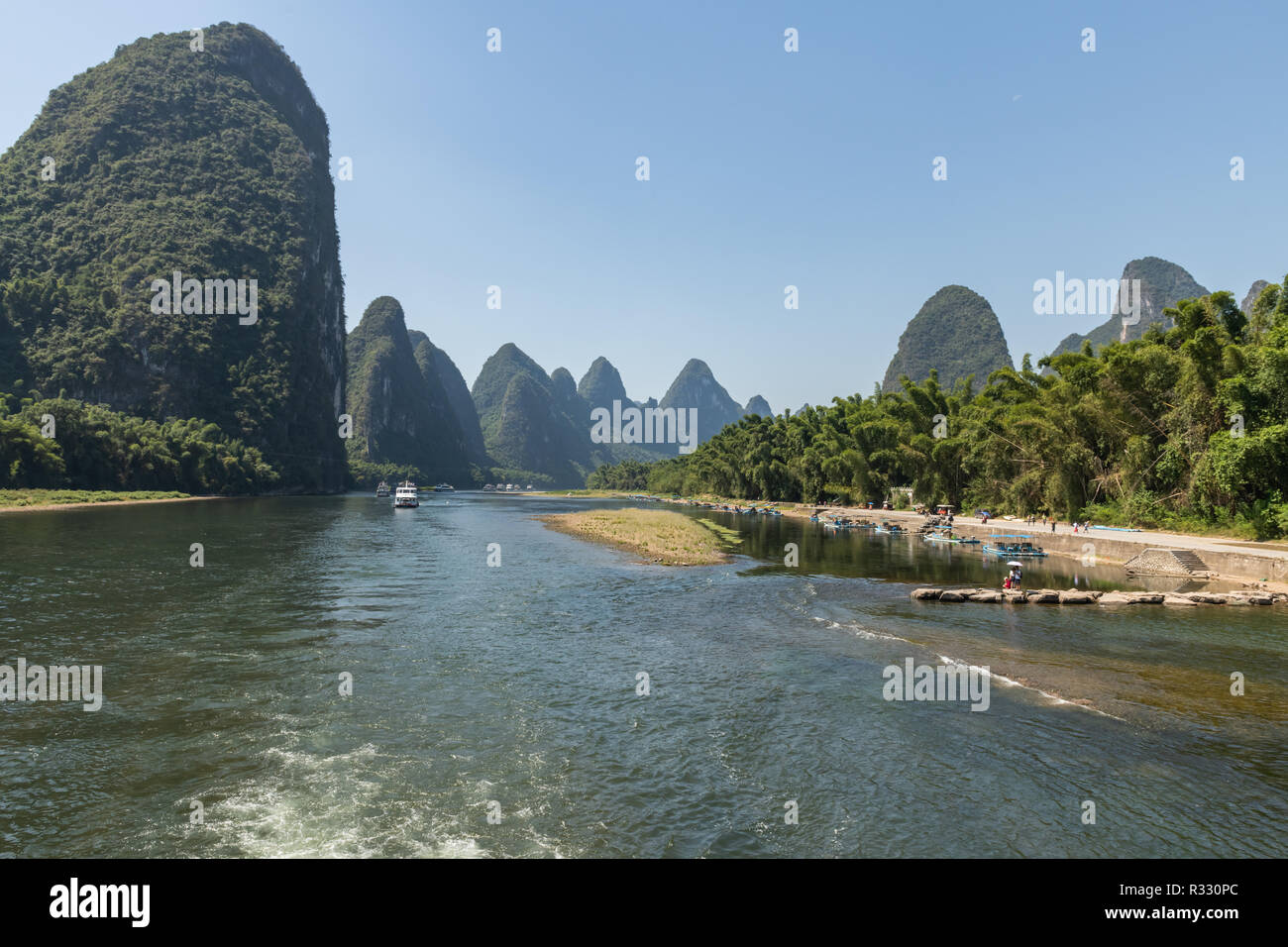 Kreuzfahrtschiffe auf dem Abschnitt von Li Fluss auf 20 Yuan Hinweis dargestellt Stockfoto