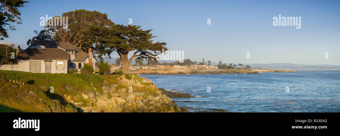 Panoramablick auf die robuste Pazifik Küste an einem sonnigen Abend in der Nähe von Santa Cruz, Kalifornien Stockfoto