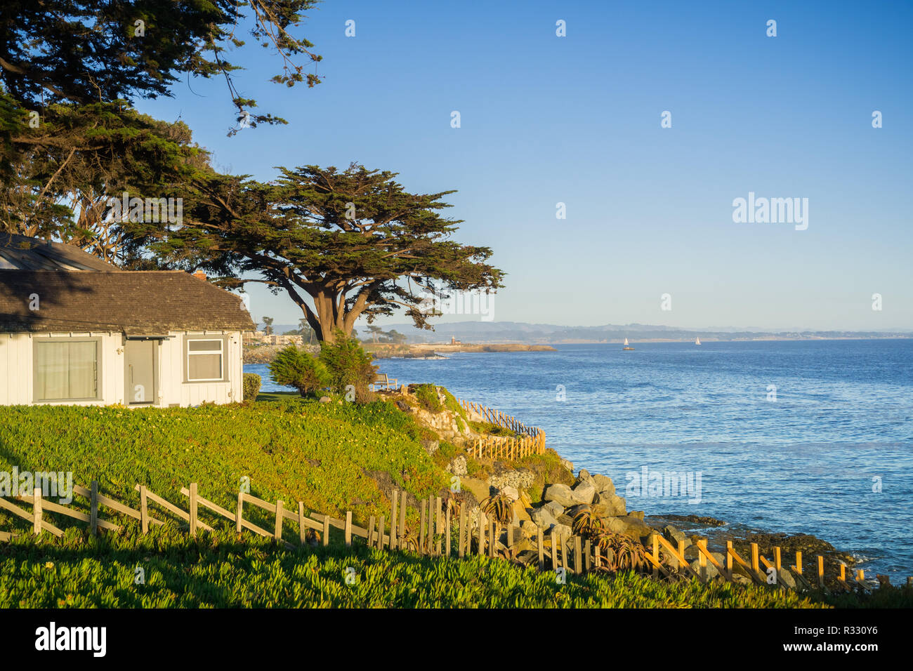 Haus an der Pazifik Küste an einem sonnigen Abend, Santa Cruz, Kalifornien Stockfoto