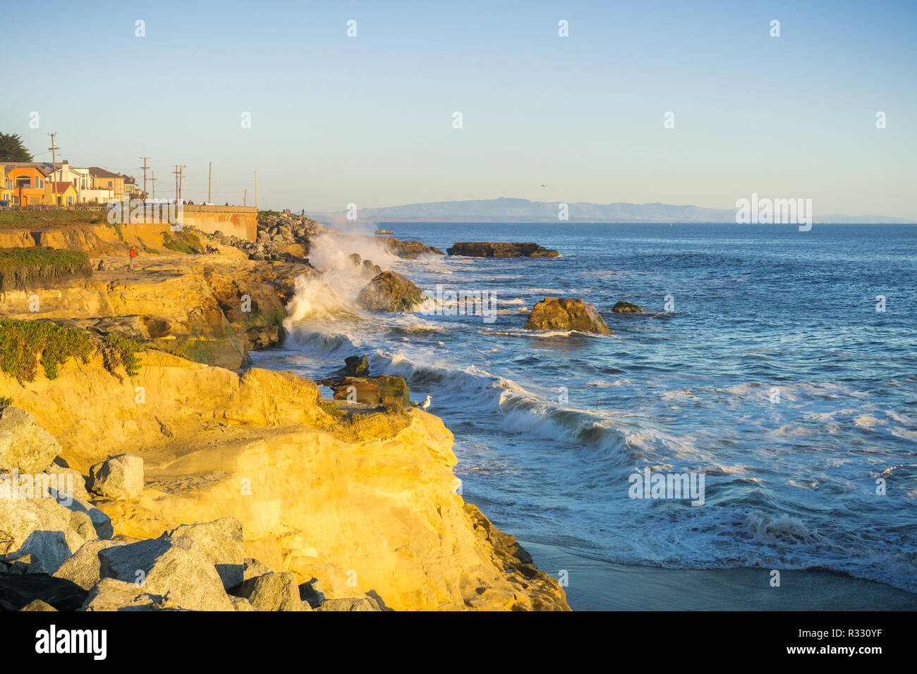 Sonnenuntergang über dem Pazifischen Ozean dramatische Küstenlinie, Santa Cruz, Kalifornien Stockfoto