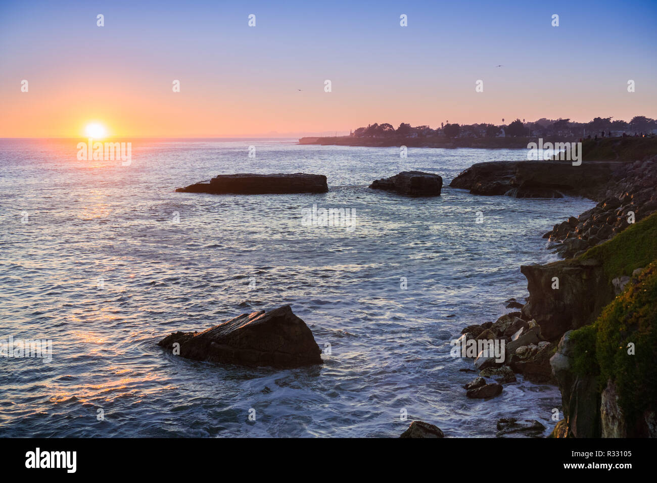 Sonnenuntergang über dem Pazifischen Ozean Küste, Santa Cruz, Kalifornien Stockfoto