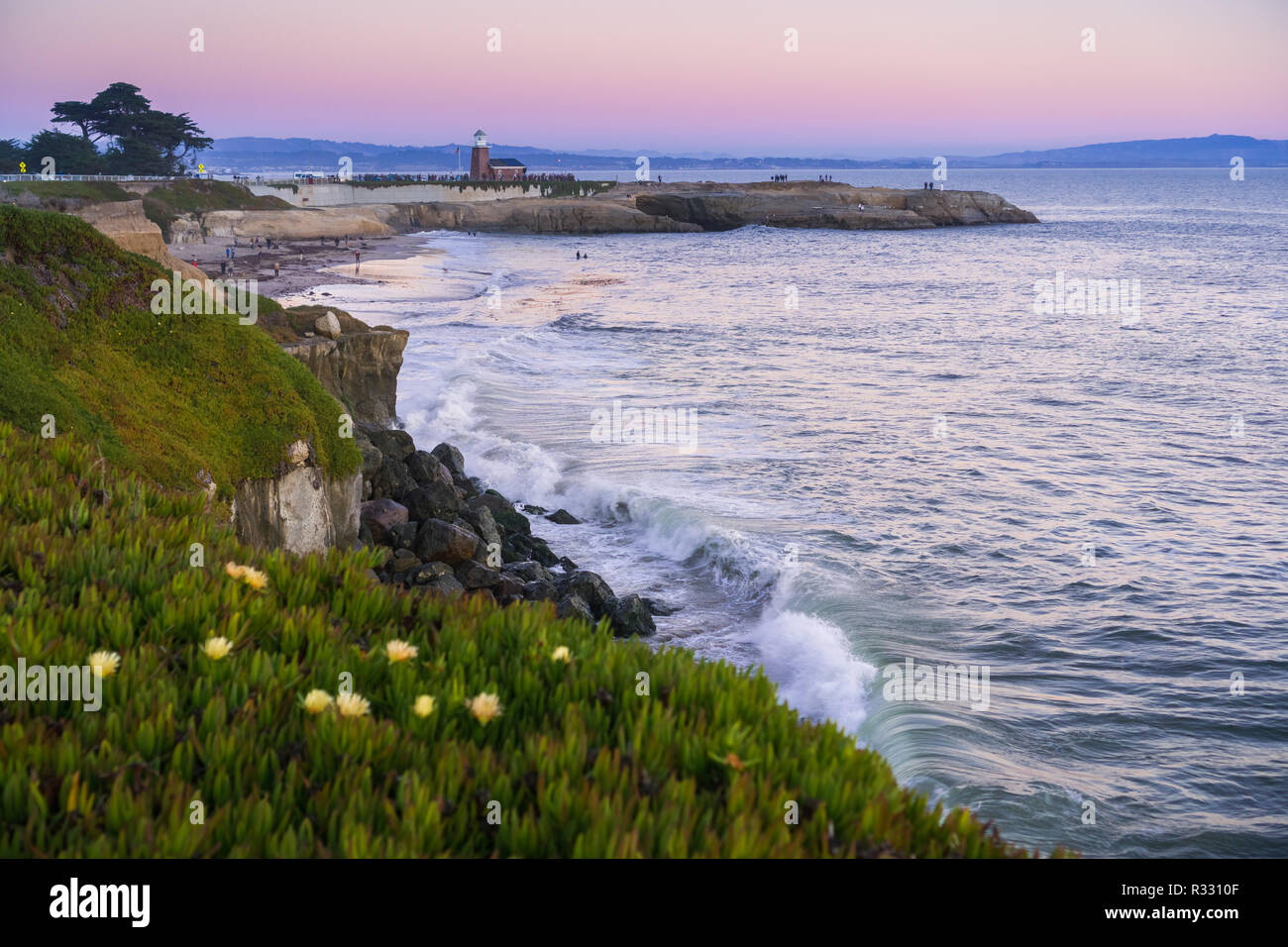 Sonnenuntergang Blick auf den Pazifischen Ozean Küste; Santa Cruz Surfing Museum im Hintergrund; Kalifornien Stockfoto