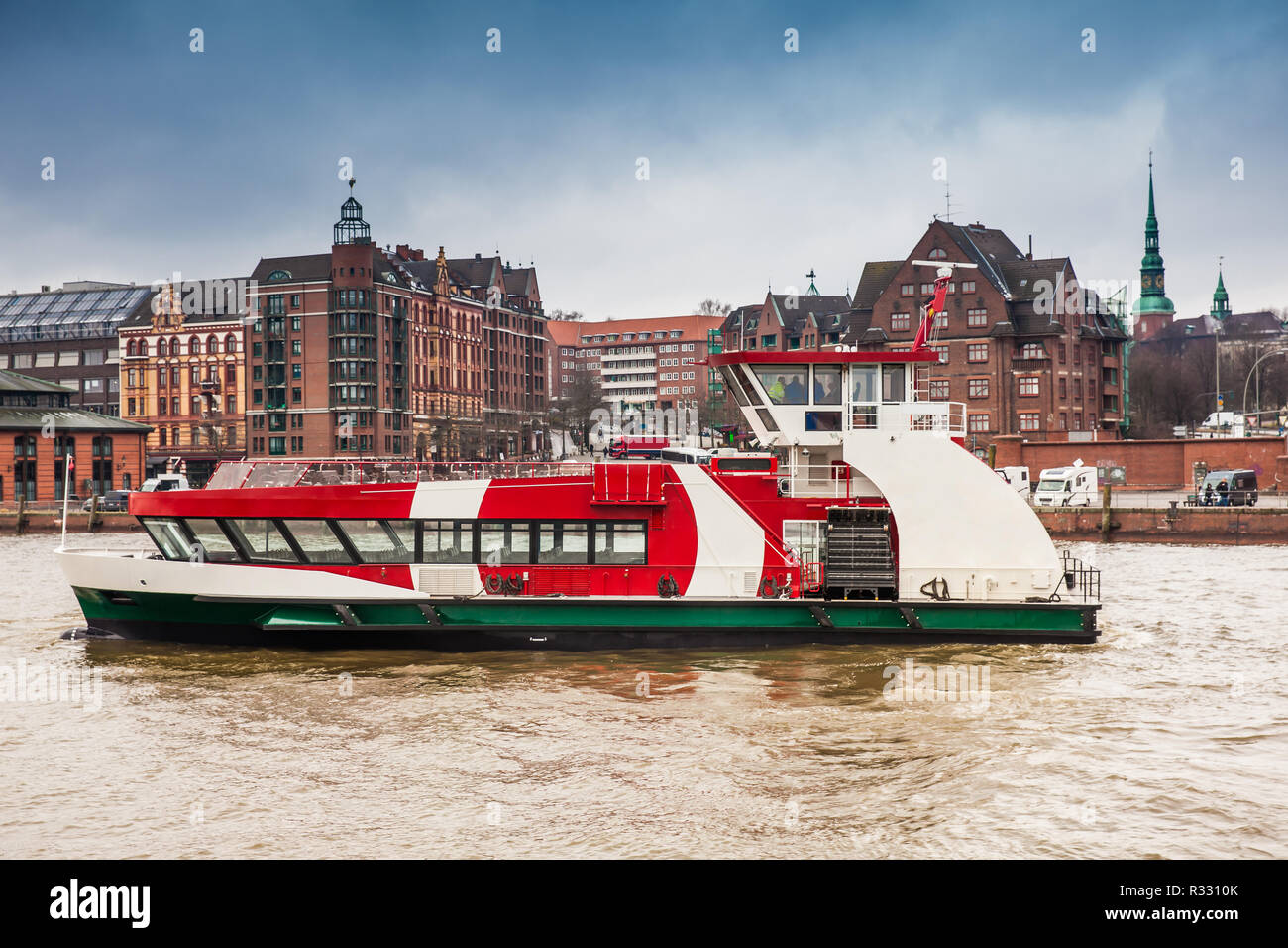 Fähre Navigieren auf der Elbe in einem kalten trüben Wintertag in Hamburg Stockfoto