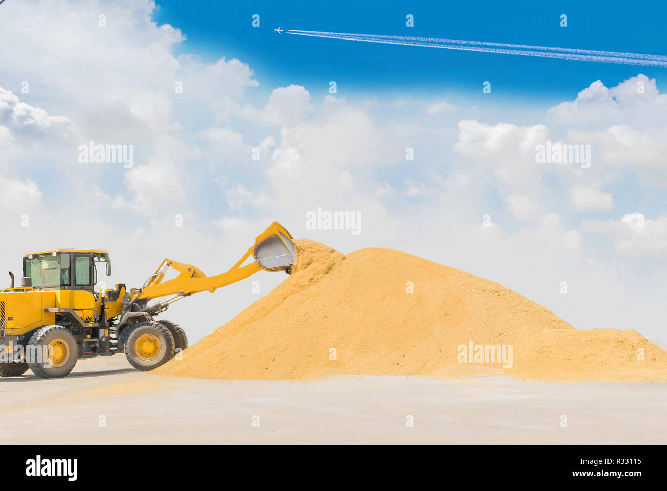 Abstrakte trockene Verfahren von Brown paddy Reis Saatgut, wie Hitze zu Backofen der braune paddy Reis Saatgut, wie Eindämmung Reissaatgut in der Reis Mühle. Stockfoto