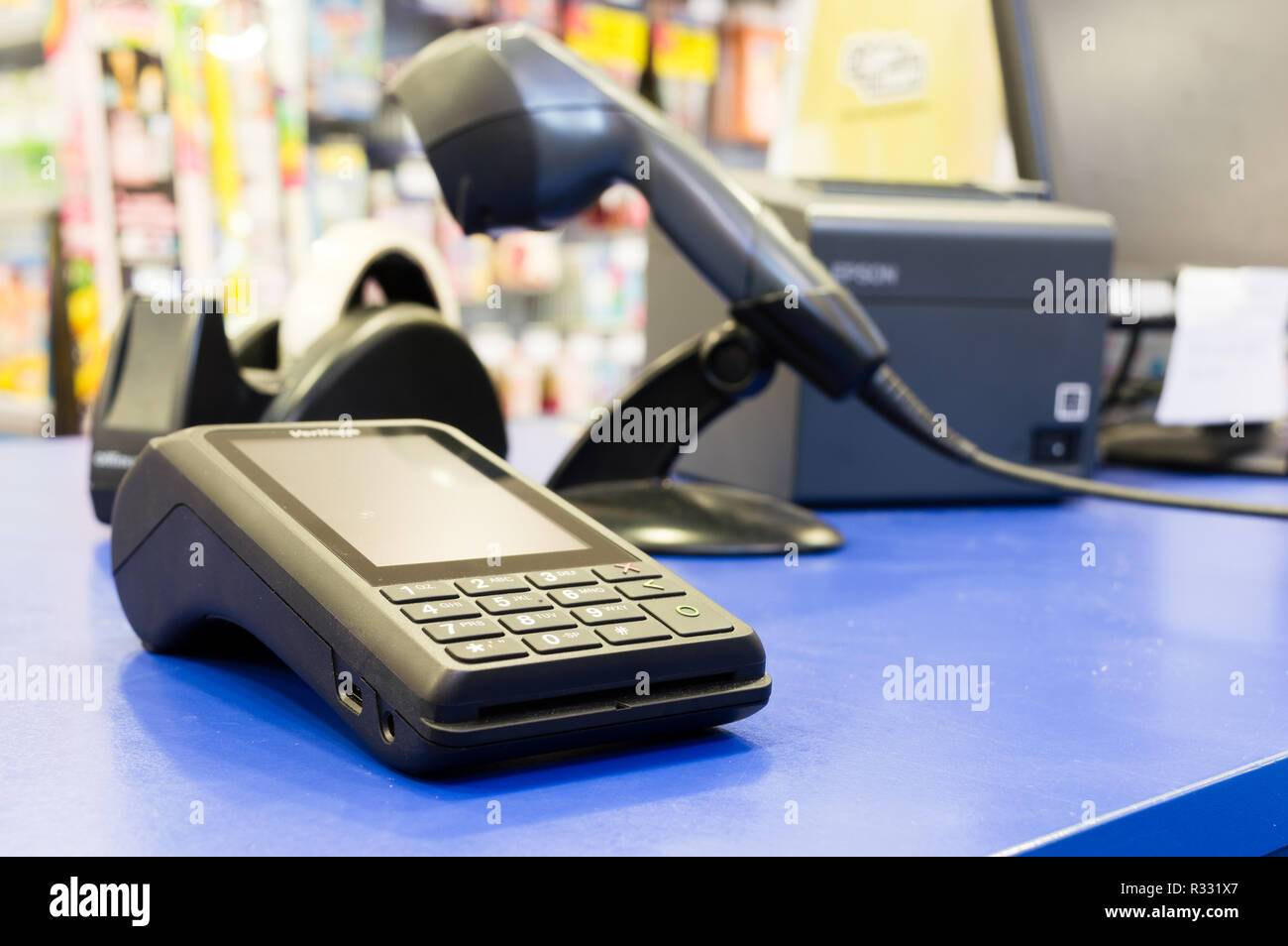 Neue schwarze Kreditkarte Zahlung, Produkte kaufen und verkaufen & Service Konzept. NFC oder drahtlose Technologie. Close-up-Taste mit einer Hand bar-Code scanner Stockfoto