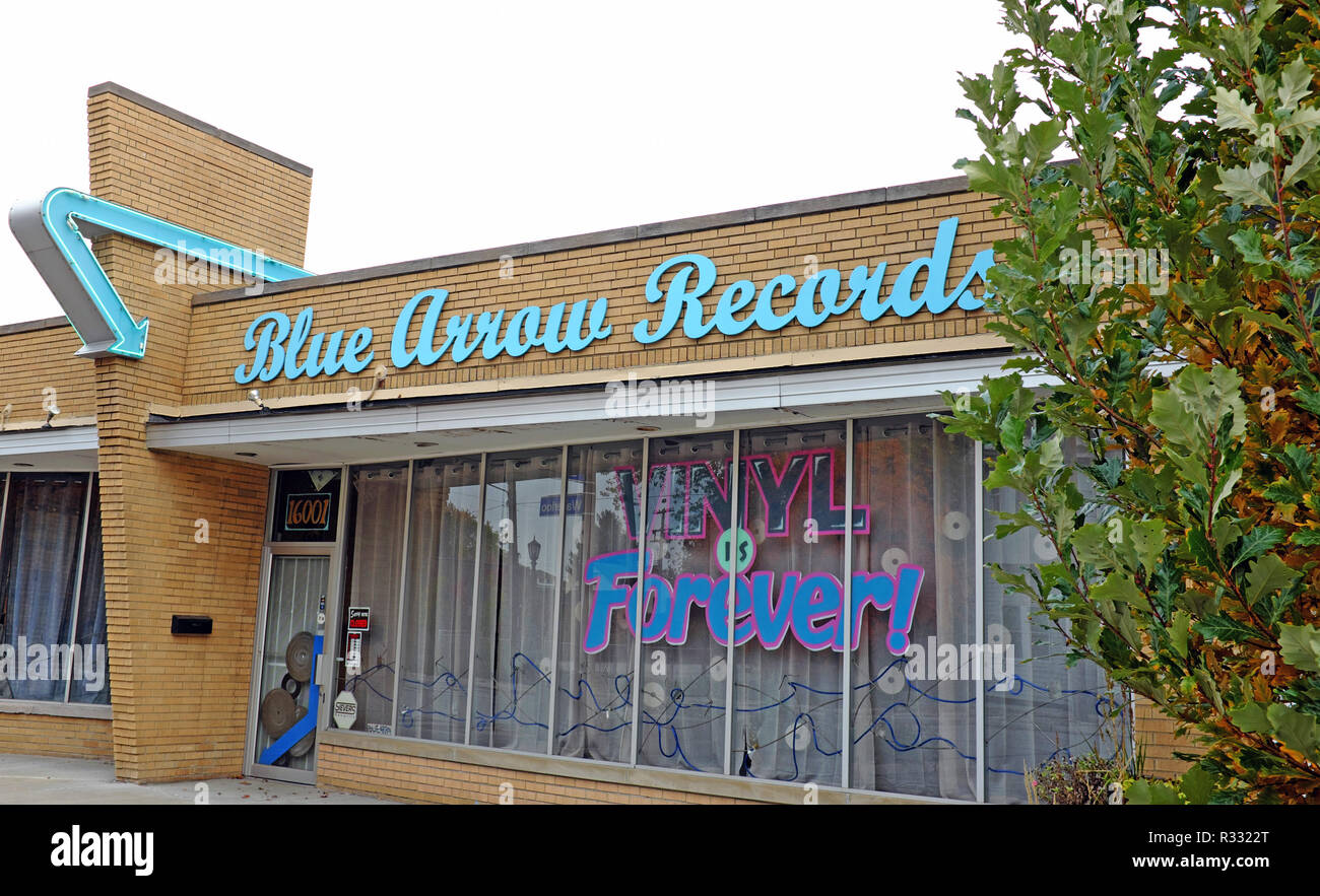 Blauer Pfeil Records, einem unabhängigen Shop, spezialisiert auf Schallplatten und Vintage, hat einen ausgeprägten Mid-century Storefront in Cleveland, Ohio, USA Stockfoto
