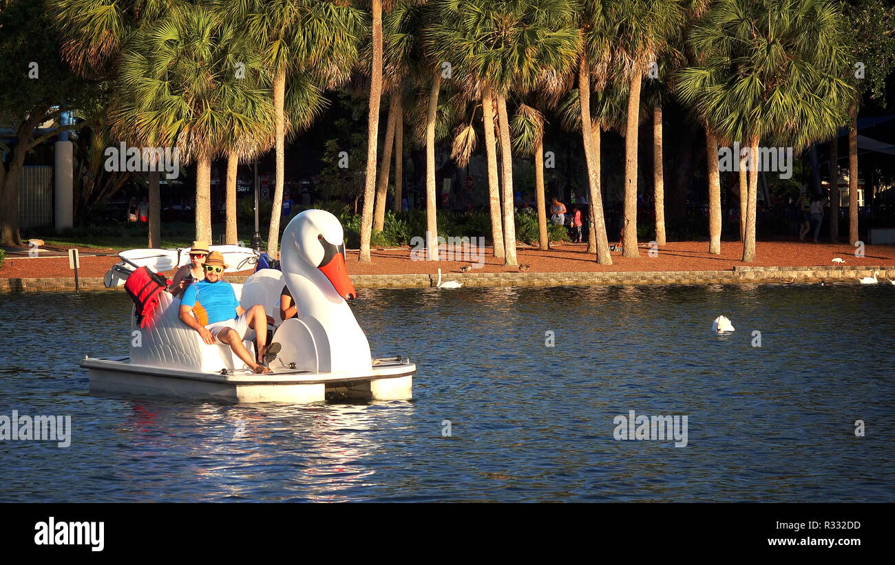 ORLANDO, Florida - 21. Mai: Touristen in Tretboot am Lake Eola Park in Orlando, Florida, am 21. Mai 2016. Stockfoto