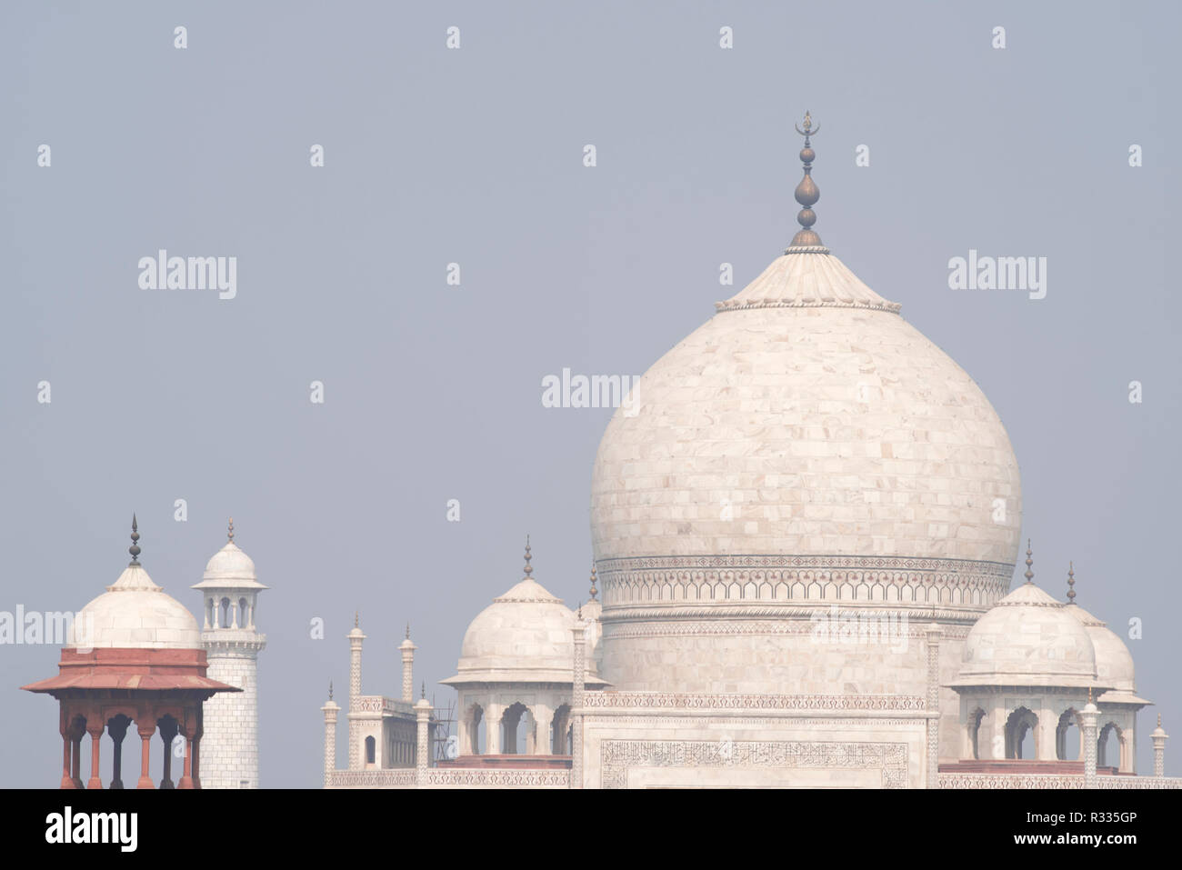 Kuppeln und Gräbern der Majestic Taj Mahal die Wunder der Welt den Traum und Stolz von Indien im Winter 12.00 Uhr aus weißem Marmor Stein in Agra Indien Stockfoto