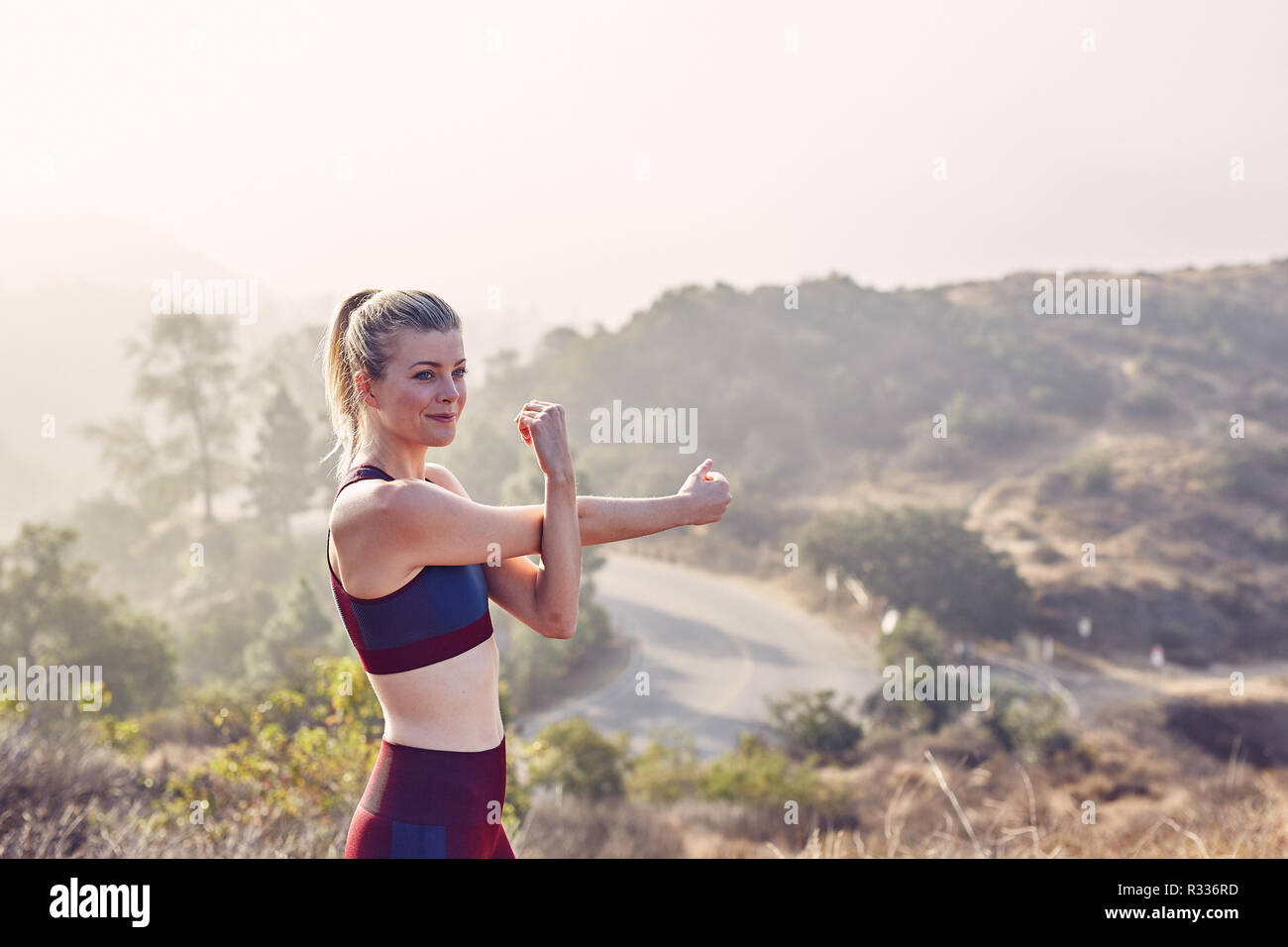 Schönen Kaukasischen weiß Frau erstreckt sich vor Ihrem morgendlichen Workout Stockfoto