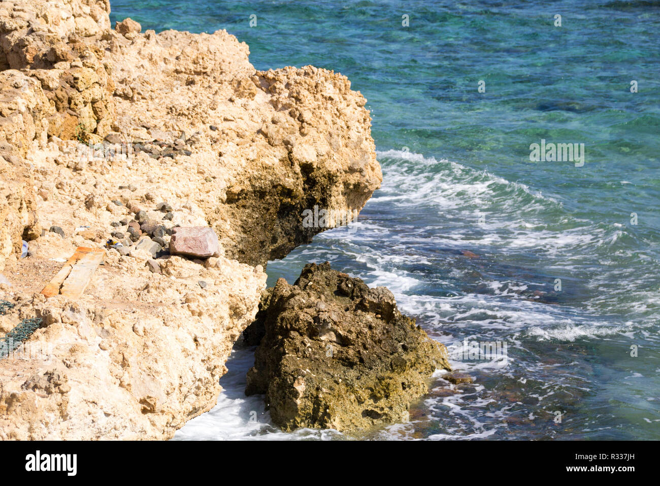 El-Shaikh Sharm, Ägypten - November 2, 2018: - Foto für die Küste des Roten Meeres in der ägyptischen Stadt Scharm el-Scheich, die Wasser zeigen und einige Felsen. Stockfoto
