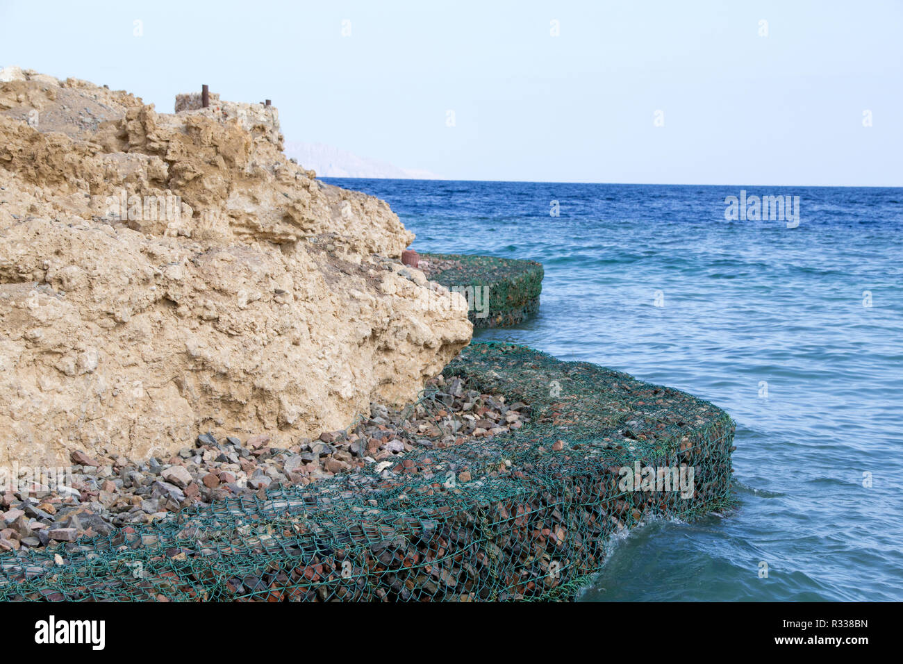 El-Shaikh Sharm, Ägypten - November 2, 2018: - Foto für die Küste des Roten Meeres in der ägyptischen Stadt Scharm el-Scheich, die Wasser zeigen und einige Felsen. Stockfoto