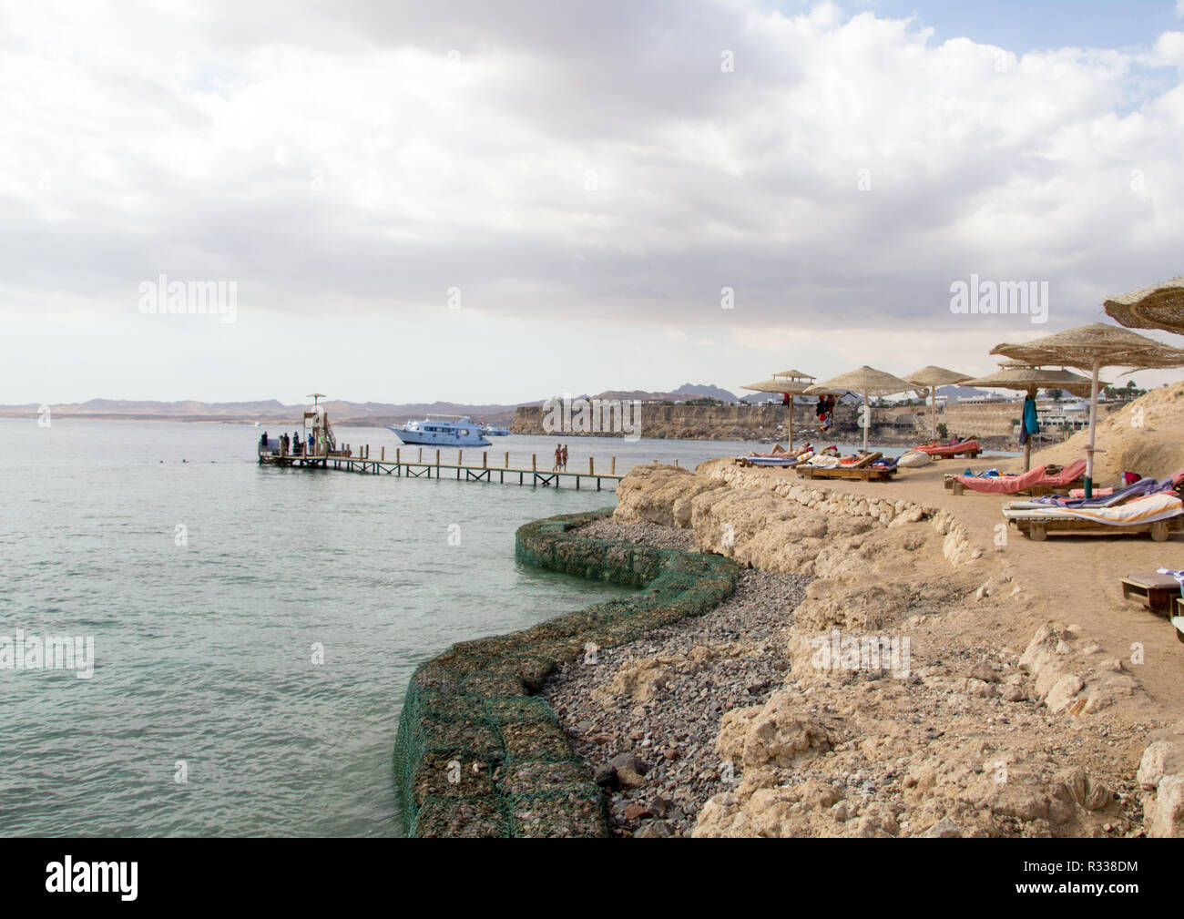 El-Shaikh Sharm, Ägypten - November 2, 2018: - Foto für die Küste des Roten Meeres in der ägyptischen Stadt Scharm el-Scheich, die Wasser zeigen und einige Felsen und Stockfoto