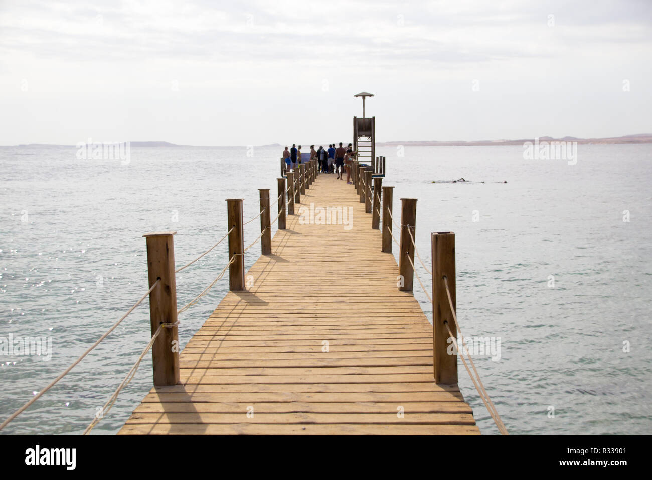 El-Shaikh Sharm, Ägypten - November 2, 2018: - Foto für hölzerne Brücke in Küste des Roten Meeres in der ägyptischen Stadt Scharm el-Scheich, und einige Touristen zu Fuß Stockfoto
