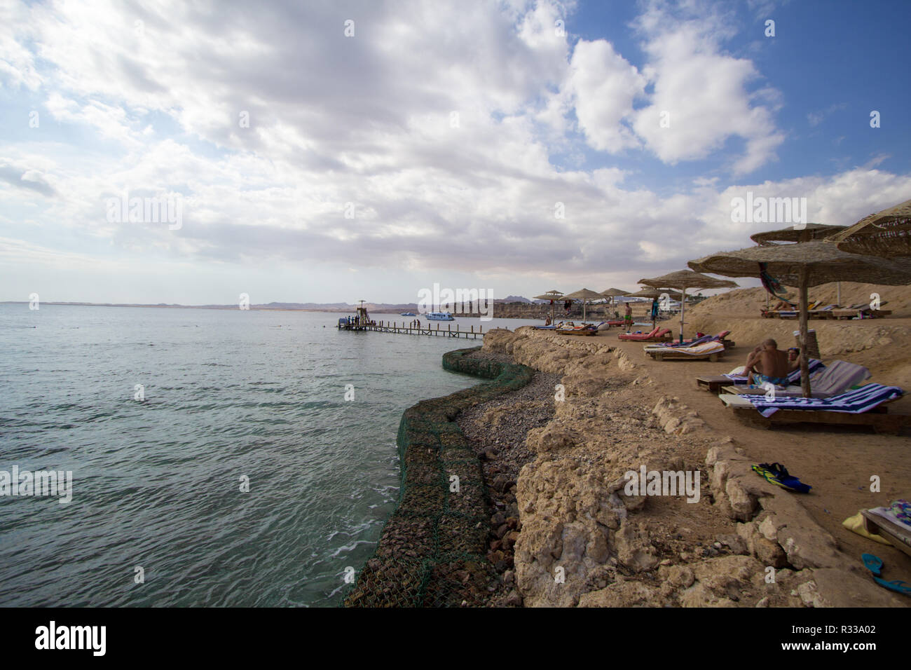 El-Shaikh Sharm, Ägypten - November 2, 2018: - Foto für die Küste des Roten Meeres in der ägyptischen Stadt Scharm el-Scheich, die Wasser zeigen und einige Felsen und Stockfoto