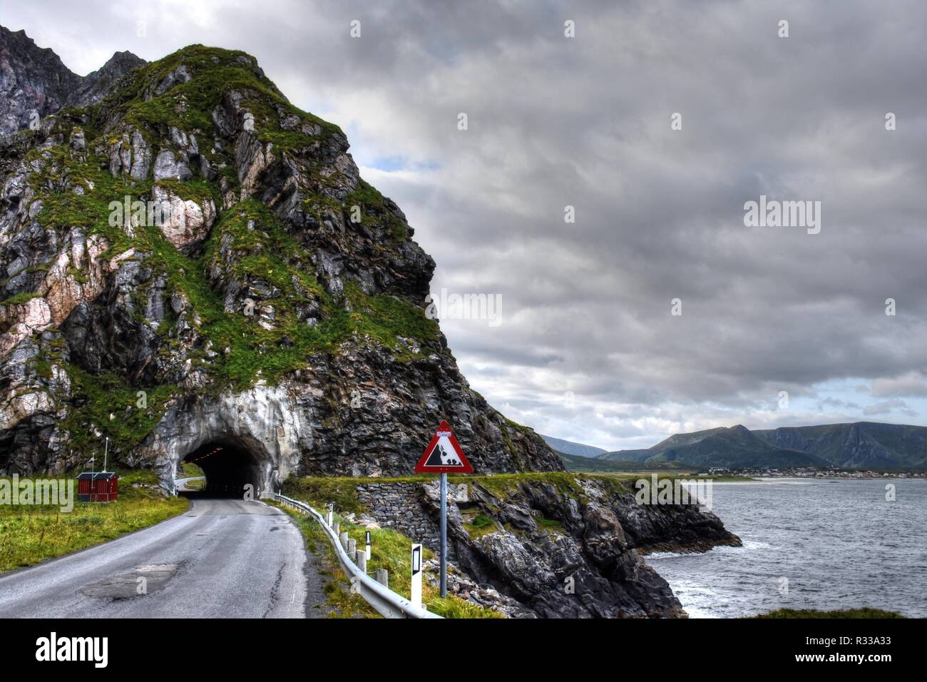 Norwegen, Nordland, Andenes, Andøya, Lofoten, Insel, Küste, Sommer, Straße, Landstraße, Gebirge, Fv 976, 976, Kleivodden, Bleik, Stadt, Leuchtturm, Stockfoto