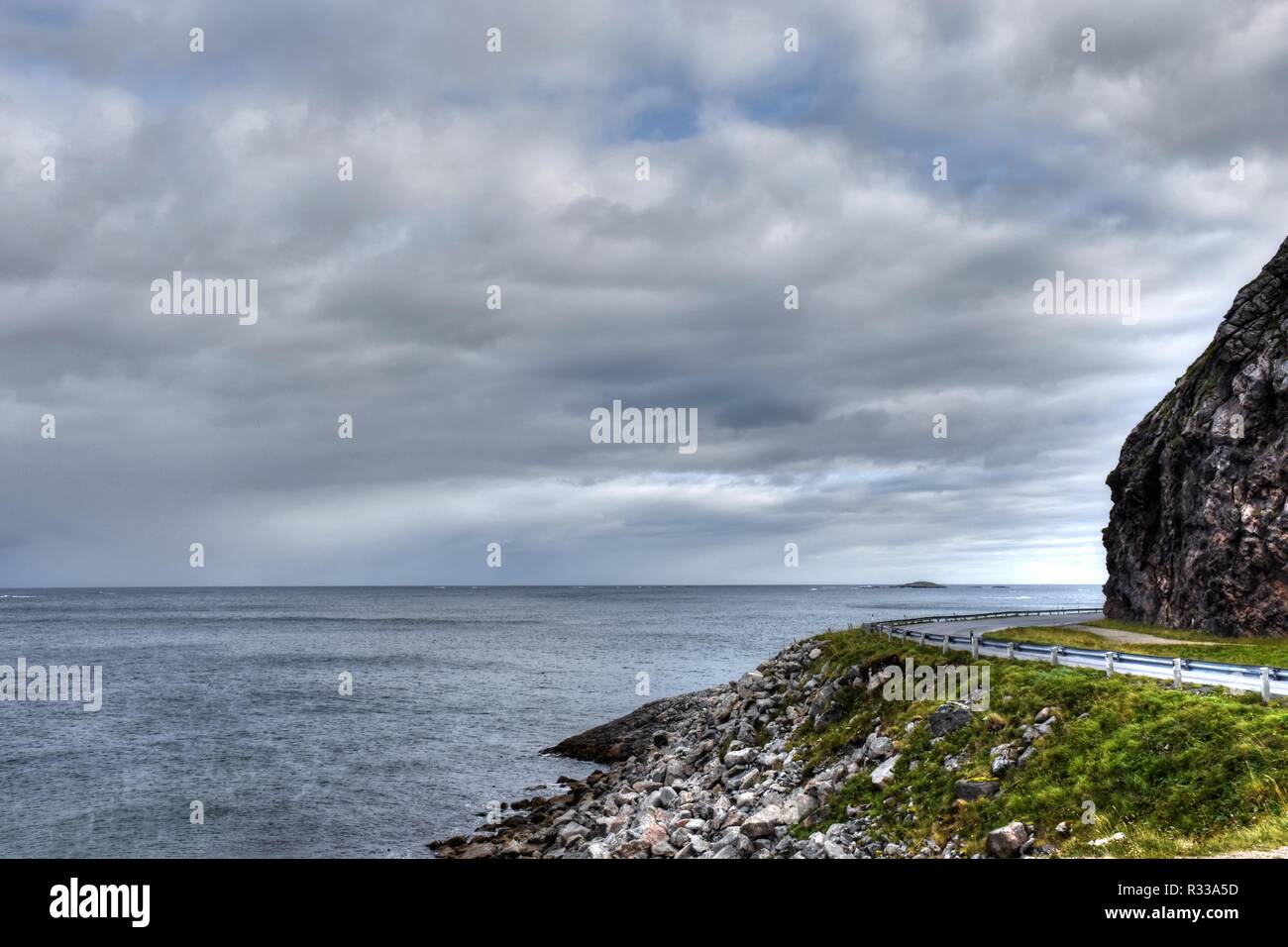 Norwegen, Nordland, Andenes, Andøya, Lofoten, Insel, Küste, Sommer, Straße, Landstraße, Gebirge, Fv 976, 976, Kleivodden, Bleik, Stadt, Leuchtturm, Stockfoto